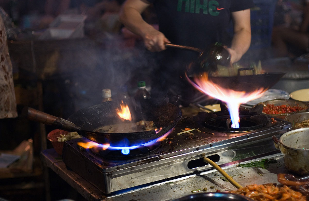 1200px-Wok_cooking_and_fire_by_romainguy